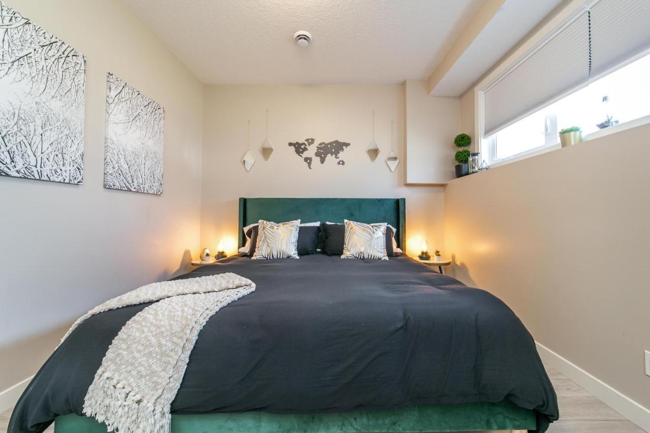 Executive Home - Long Stays Welcome - Garage Parking - Free Wifi & Netflix Edmonton Exterior photo