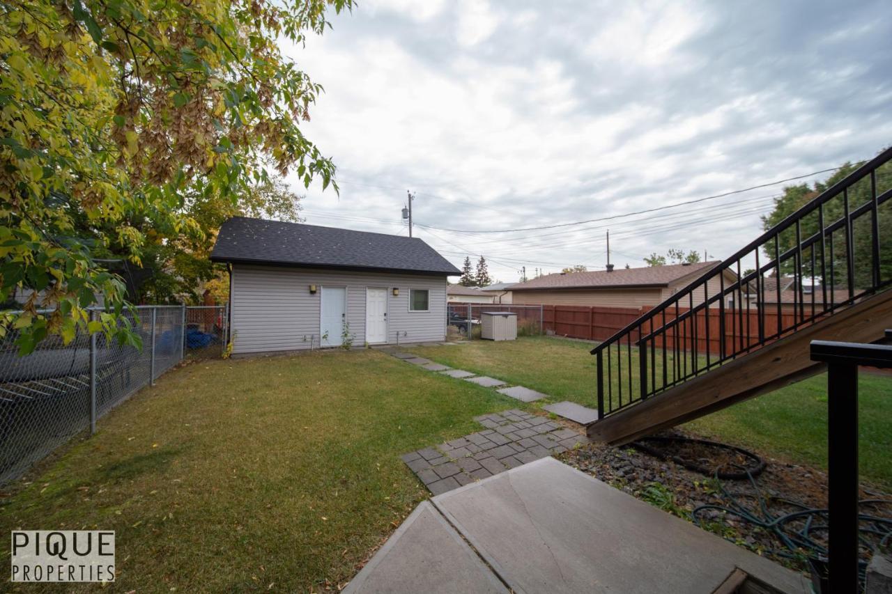 Executive Home - Long Stays Welcome - Garage Parking - Free Wifi & Netflix Edmonton Exterior photo