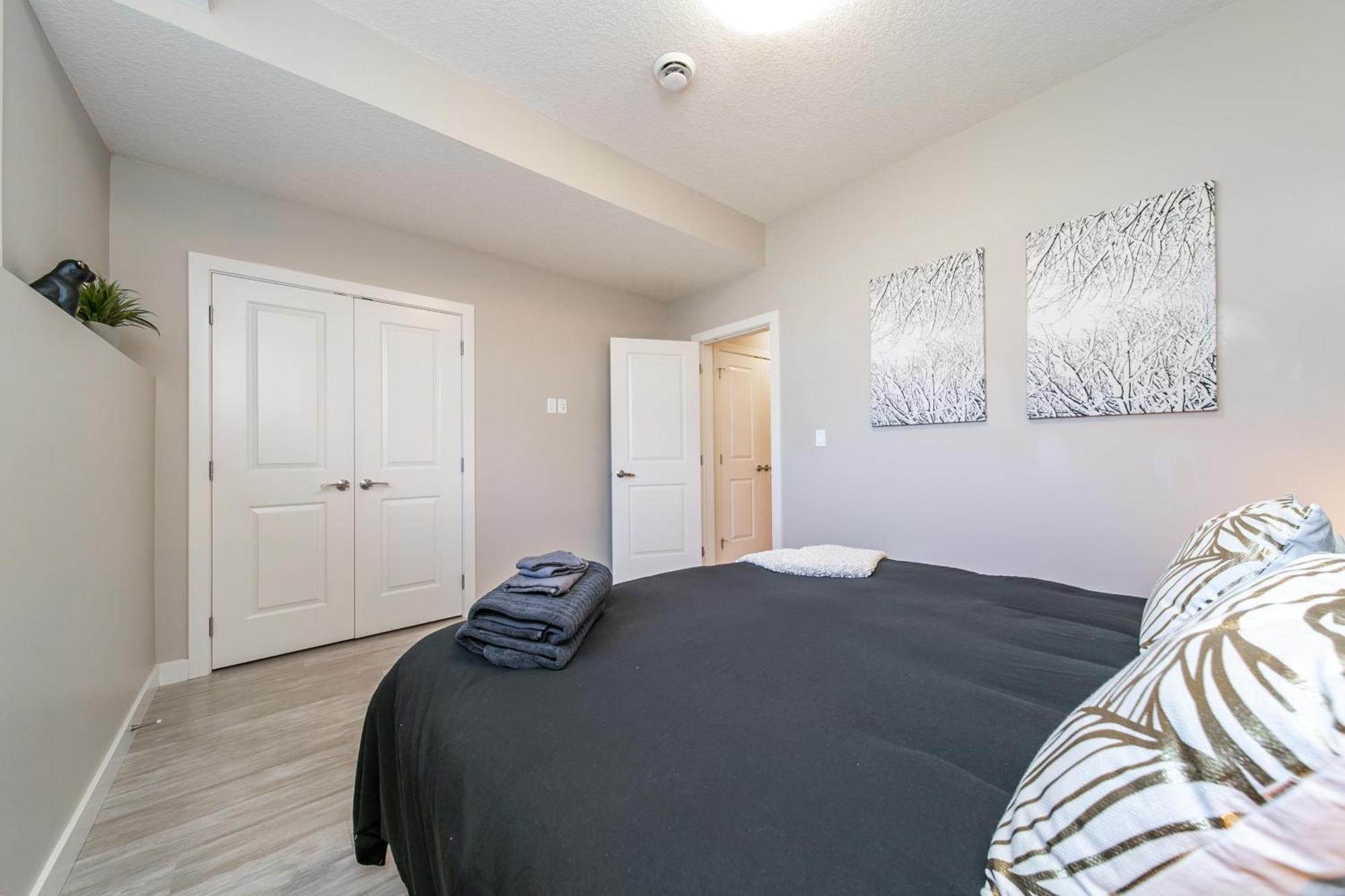 Executive Home - Long Stays Welcome - Garage Parking - Free Wifi & Netflix Edmonton Room photo