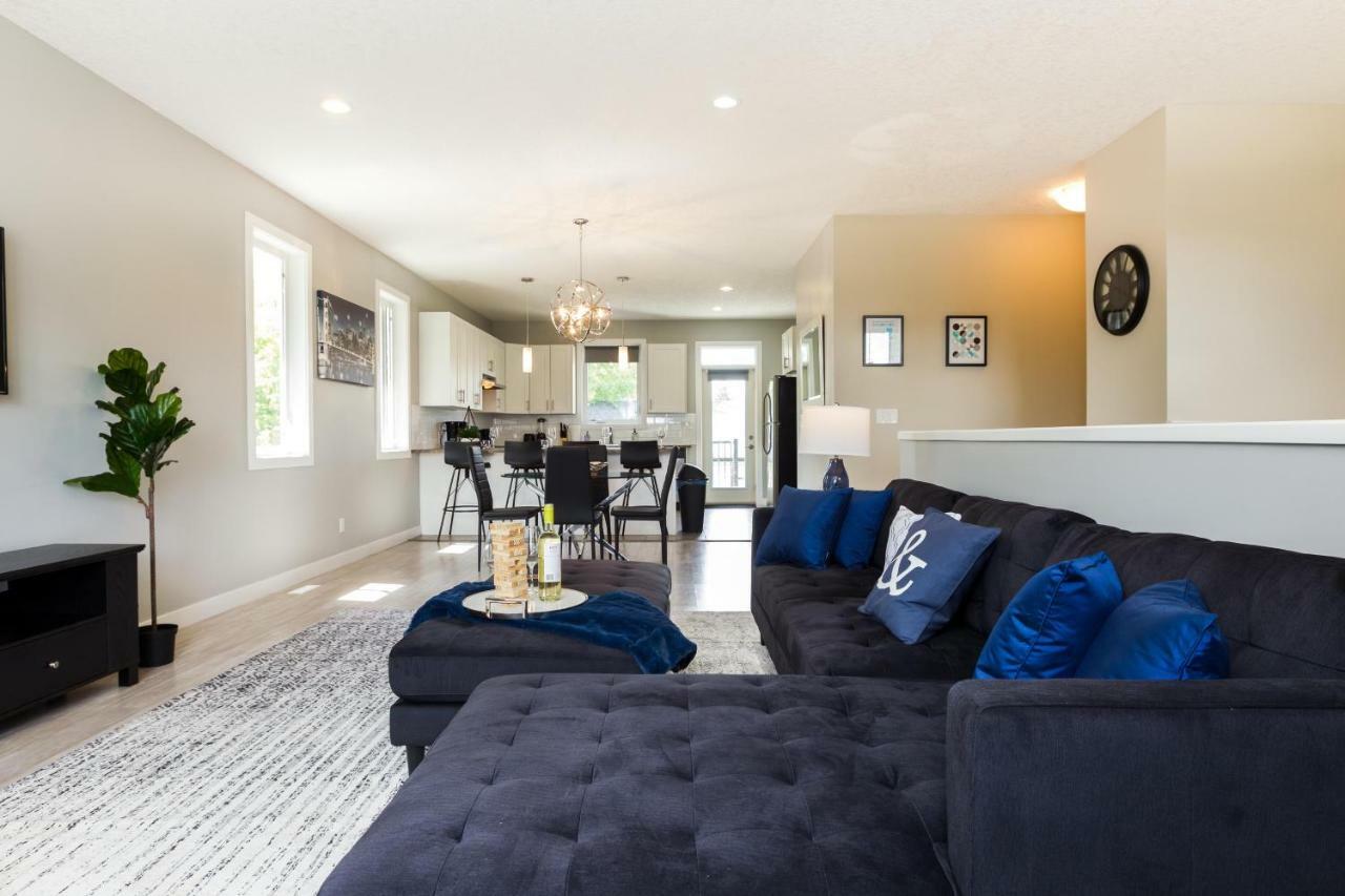 Executive Home - Long Stays Welcome - Garage Parking - Free Wifi & Netflix Edmonton Exterior photo